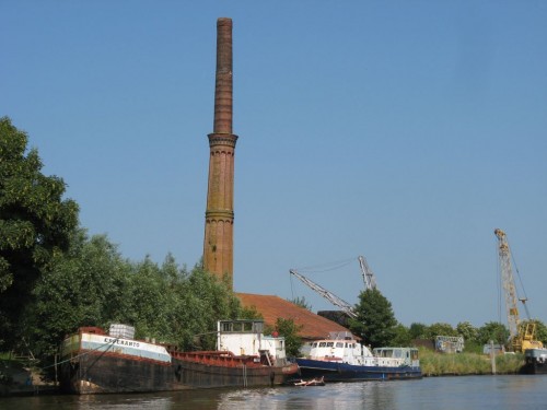 Oude steenfabriek Oostrum vanaf het water